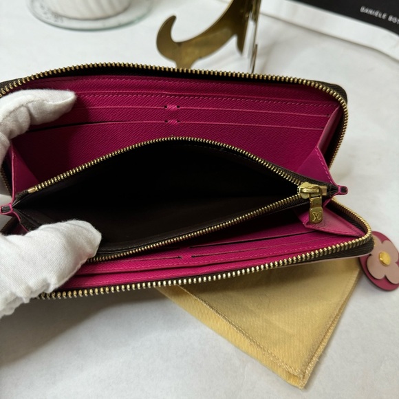 LOUIS VUITTON Monogram Clemence Zippy Wallet with flower charm - Picture 9 of 13